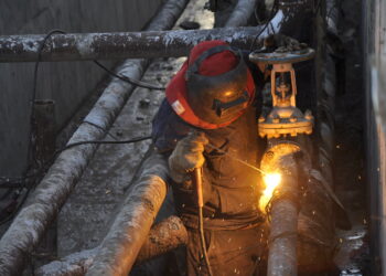 اجرای عملیات لوله کشی برای سوخت رسانی به نیروگاه کاشان