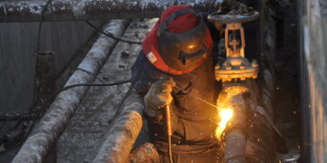 اجرای عملیات لوله کشی برای سوخت رسانی به نیروگاه کاشان