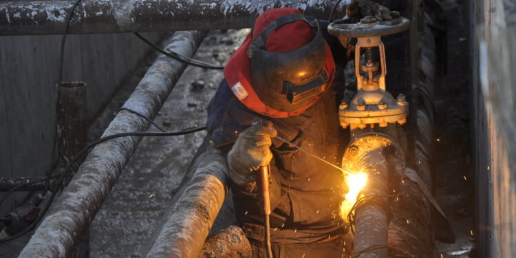 اجرای عملیات لوله کشی برای سوخت رسانی به نیروگاه کاشان