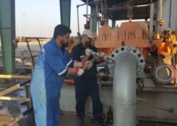 اجرای عملیات فنی در یکی از مراکز انتقال نفت منطقه خوزستان