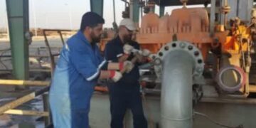 اجرای عملیات فنی در یکی از مراکز انتقال نفت منطقه خوزستان