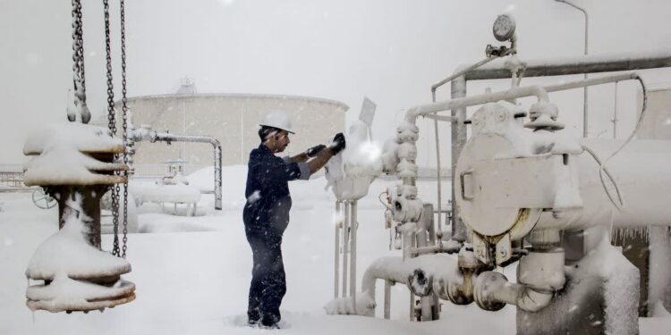 بررسی پایداری تامین سوخت زمستانه از دومین خط لوله صعب العبور جهان