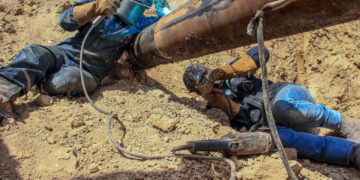 عملیات رفع نشتی خط نکا -ری در منطقه تهران