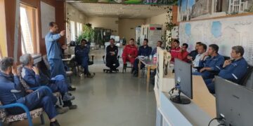 برگزاری مانور اطفاء حریق مخزن فرآورده‌های نفتی در مرکز انتقال نفت نائین