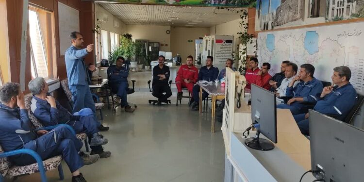 برگزاری مانور اطفاء حریق مخزن فرآورده‌های نفتی در مرکز انتقال نفت نائین