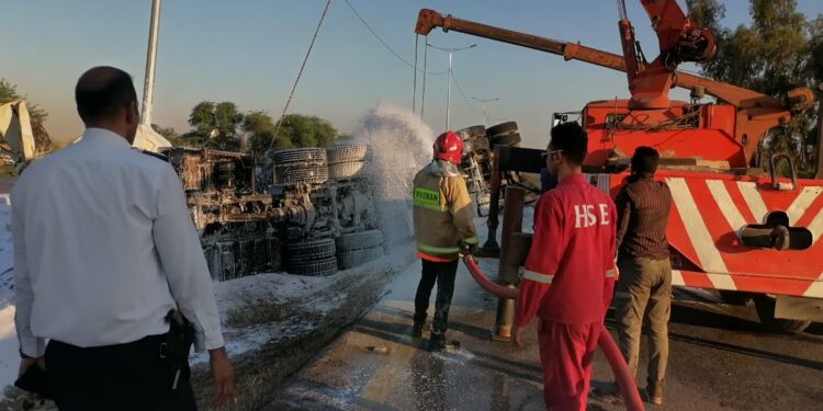 مدیریت بحران HSE منطقه خوزستان درپی واژگونی یک تانکر سوخت