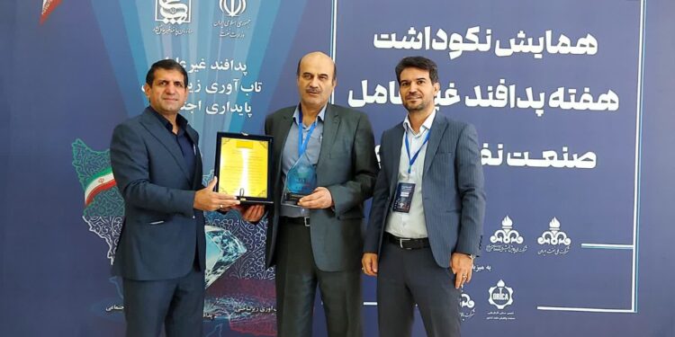تقدیر از مدیرعامل شرکت در همایش پدافند غیرعامل صنعت نفت