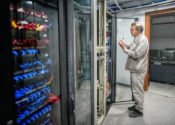 برقراری خط هات‌لاین میان فرمانداری بندرعباس و پالایشگاه لاوان